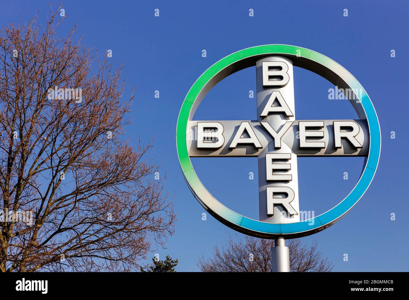 Köln, Deutschland. April 2020. Logo des Bayer-Konzerns am Flughafen Köln/Bonn. Köln, 21. April 2020 Quelle: dpa/Alamy Live News Stockfoto