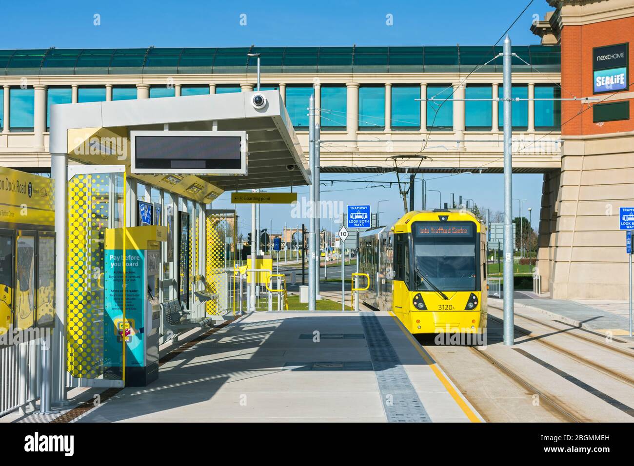 Metrolink Tram an der Barton Dock Road Haltestelle am Eröffnungstag der Trafford Park Line, 22. März 2020. Trafford, Manchester, Großbritannien. Stockfoto