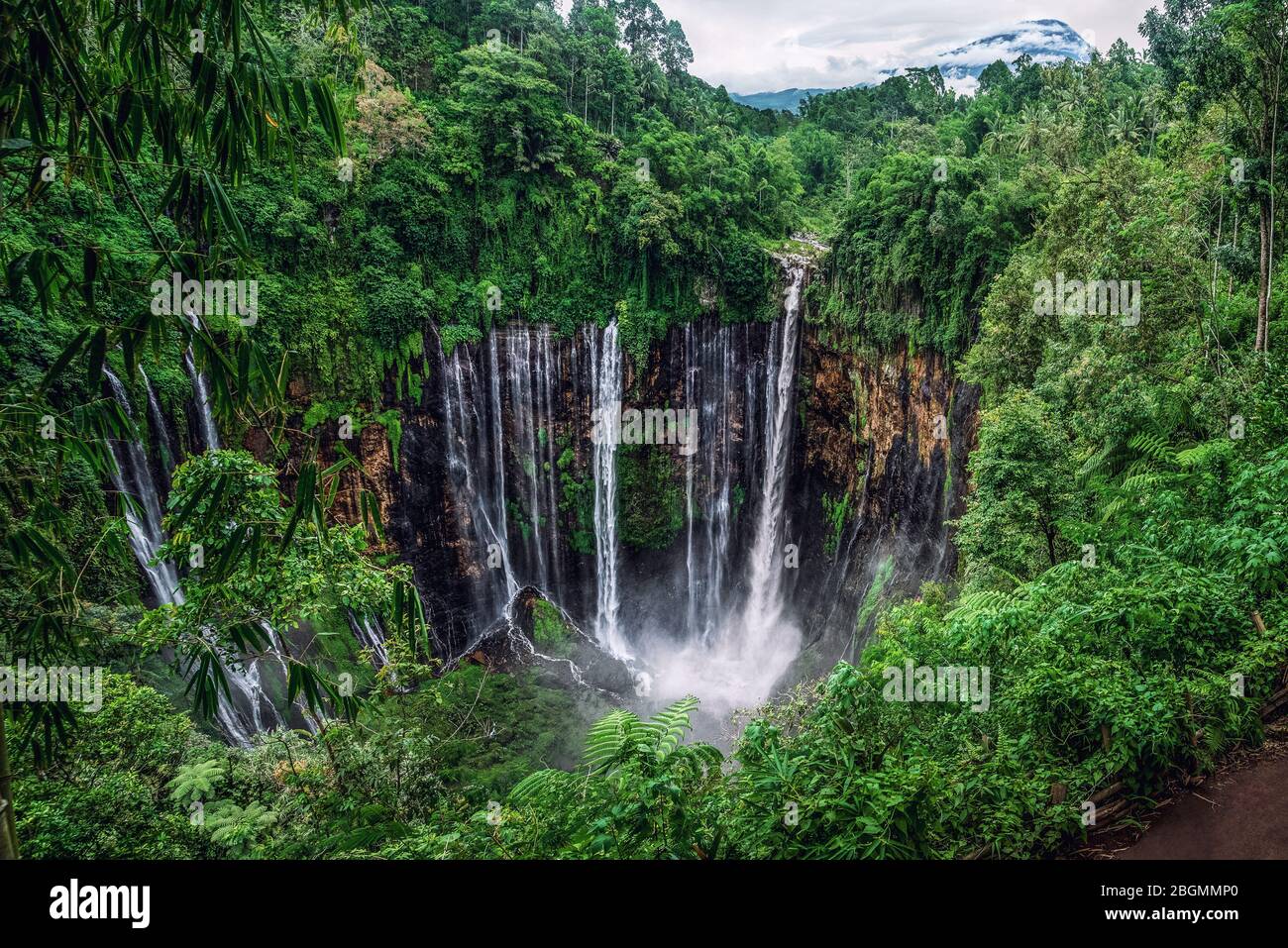 Panorama des Tumpak Sewu Wasserfalls und Semeru Vulkans in den Wolken vom Osthang. Stockfoto