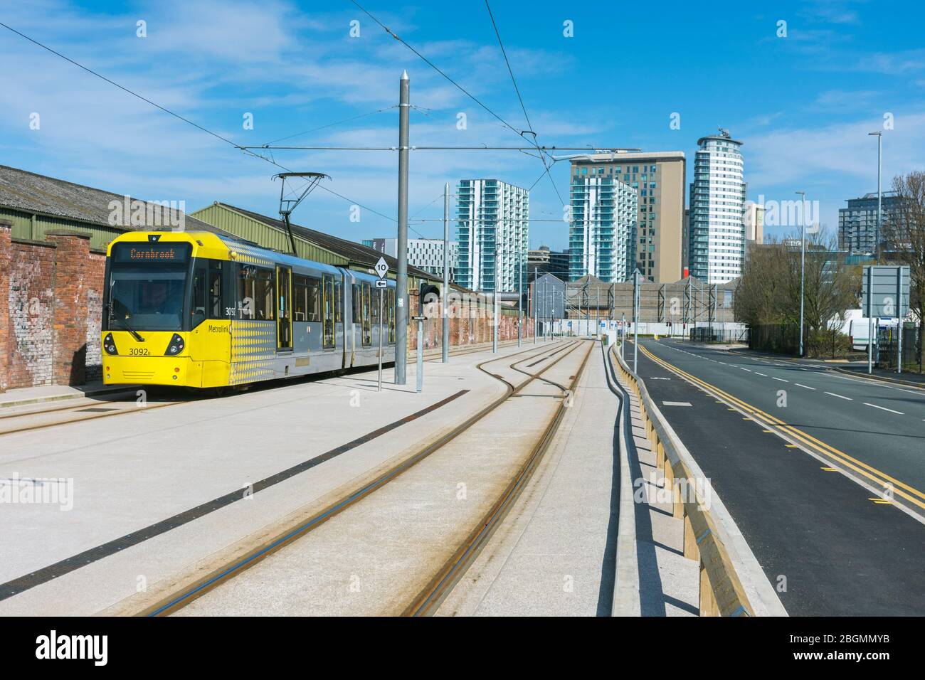 Metrolink Tram und die Tower Blocks von MediaCityUK am Eröffnungstag der Trafford Park Line. Warren Bruce Rd., Trafford, Manchester, Großbritannien Stockfoto