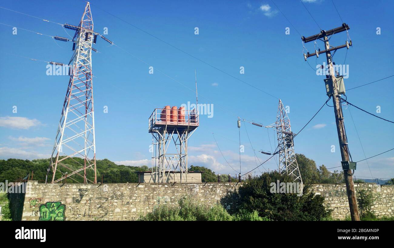 Kraftwerk und Säulen für die elektrische Energieerzeugung Stockfoto