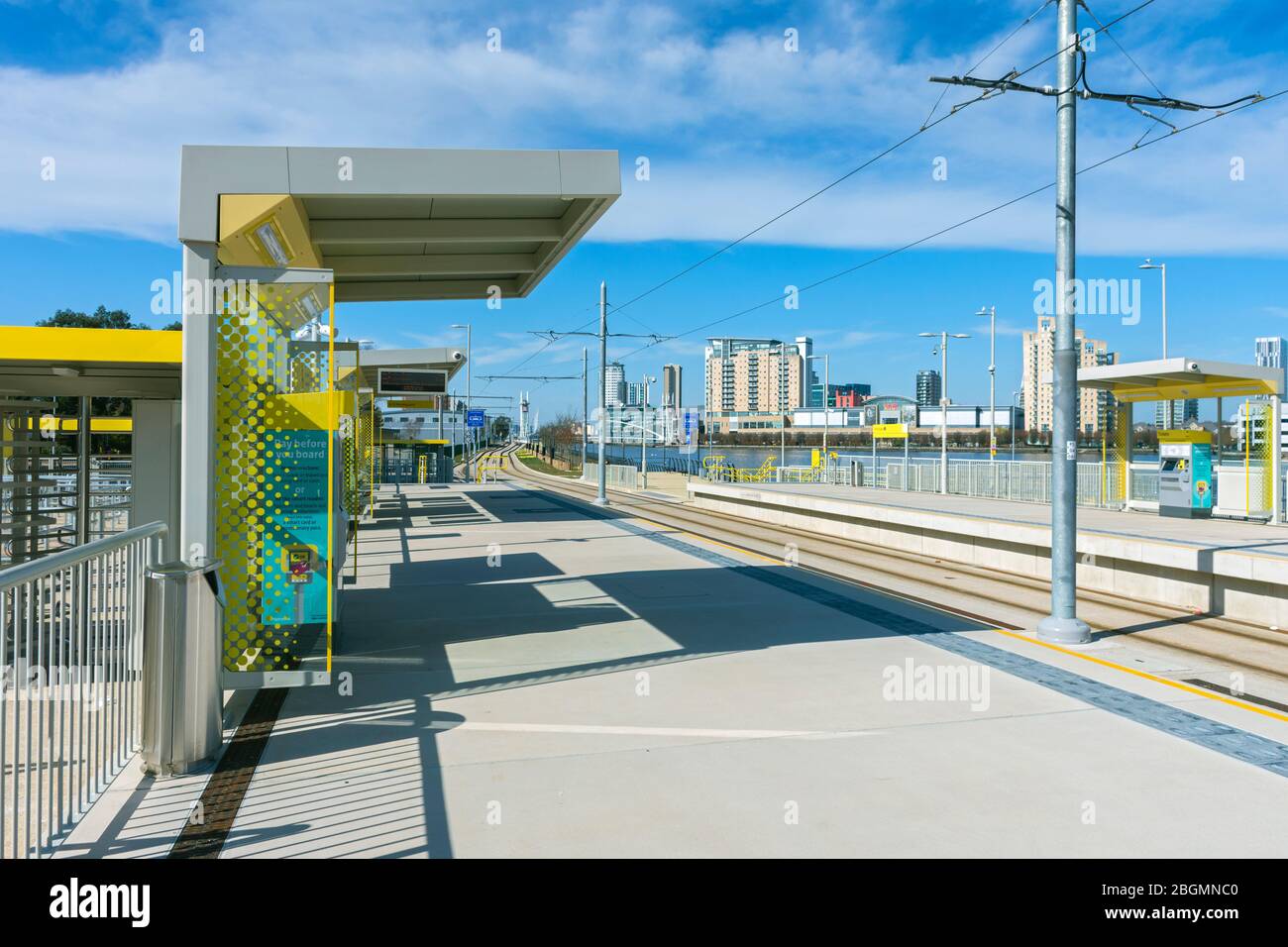 Die MediaCityUK Gebäude über dem Manchester Ship Canal von der Wharfside Metrolink Straßenbahnhaltestelle, Trafford Park Line, Old Trafford, Manchester, Großbritannien Stockfoto