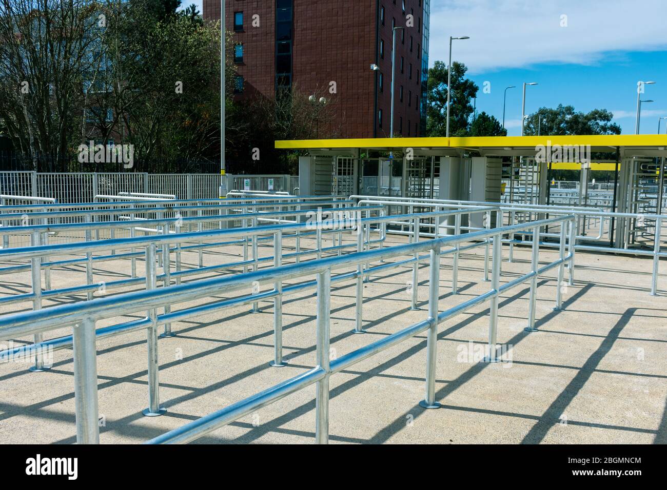 Drehkreuze und Warteschlangen an der Haltestelle der Wharfside Metrolink, Trafford Park Line, Old Trafford, Manchester, Großbritannien. Stockfoto