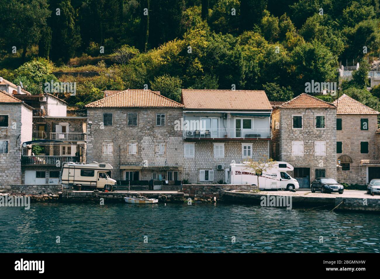 Ein Haus auf Rädern. Touristen reisen nach Montenegro in Häusern auf Rädern Stockfoto