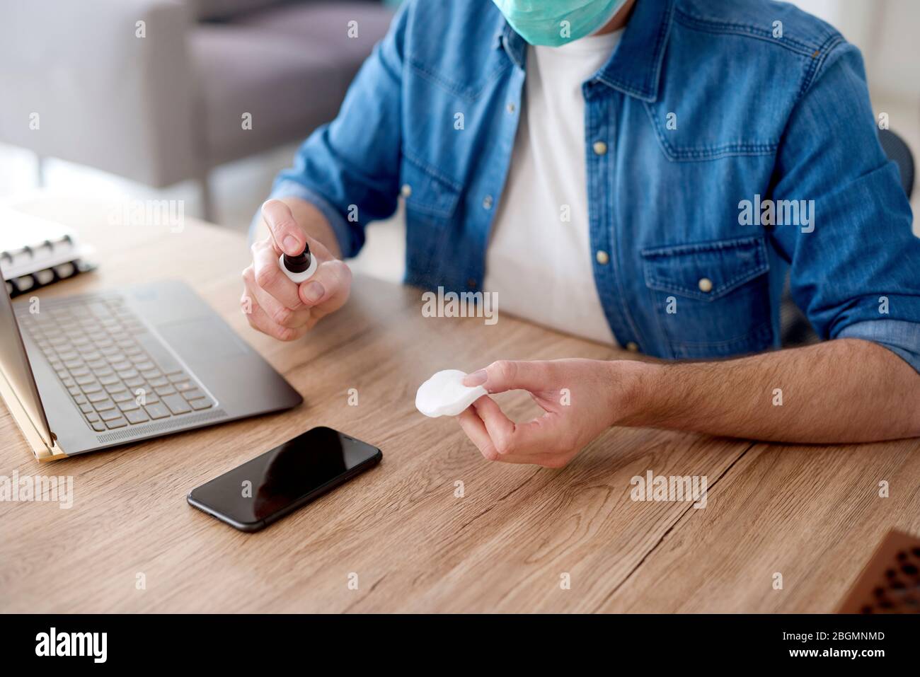 Desinfektion vor der Arbeit im Home Office Stockfoto