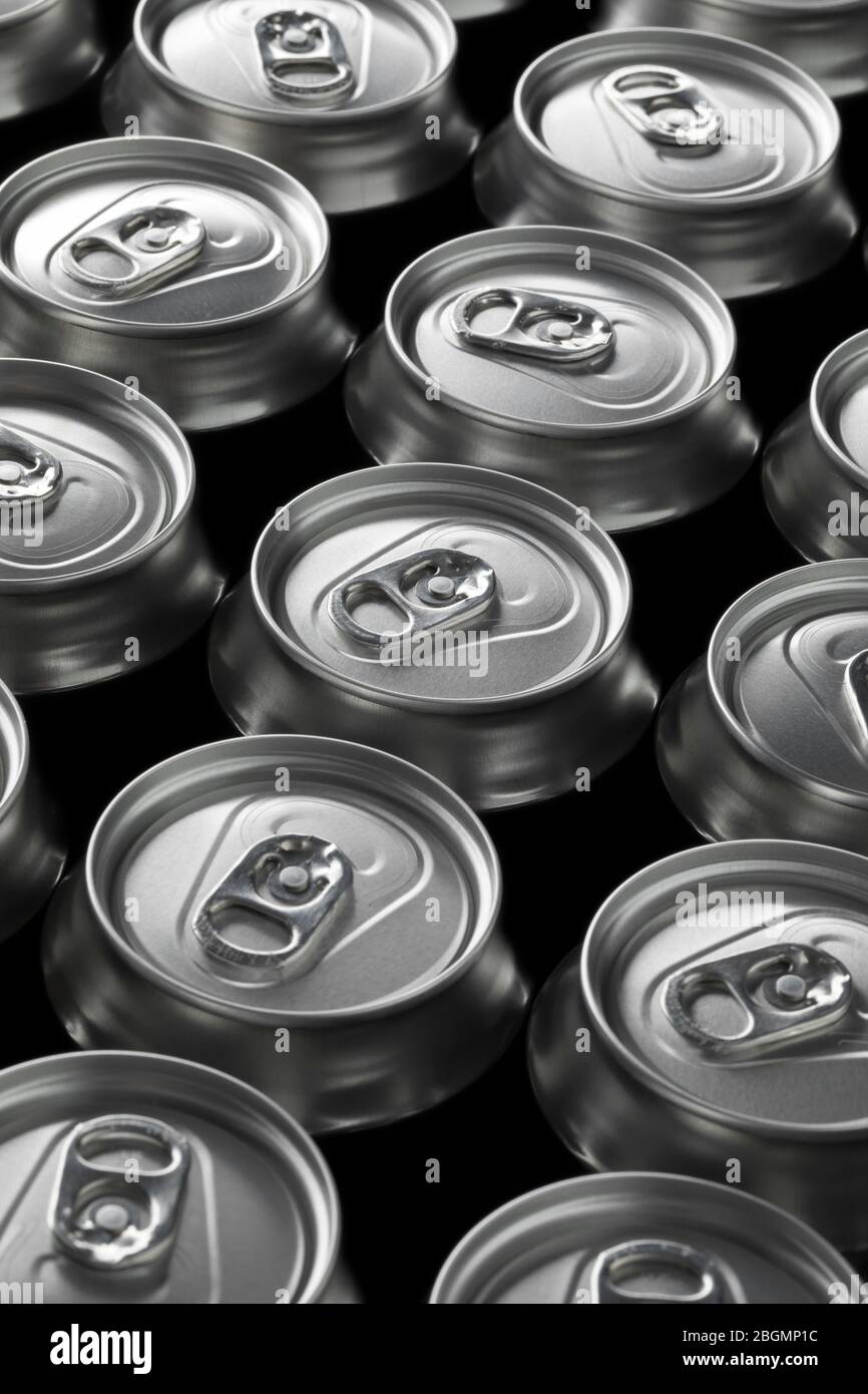 Viele ungeöffnete Bierdosen von oben gesehen Nahaufnahme Vollbild Stockfoto