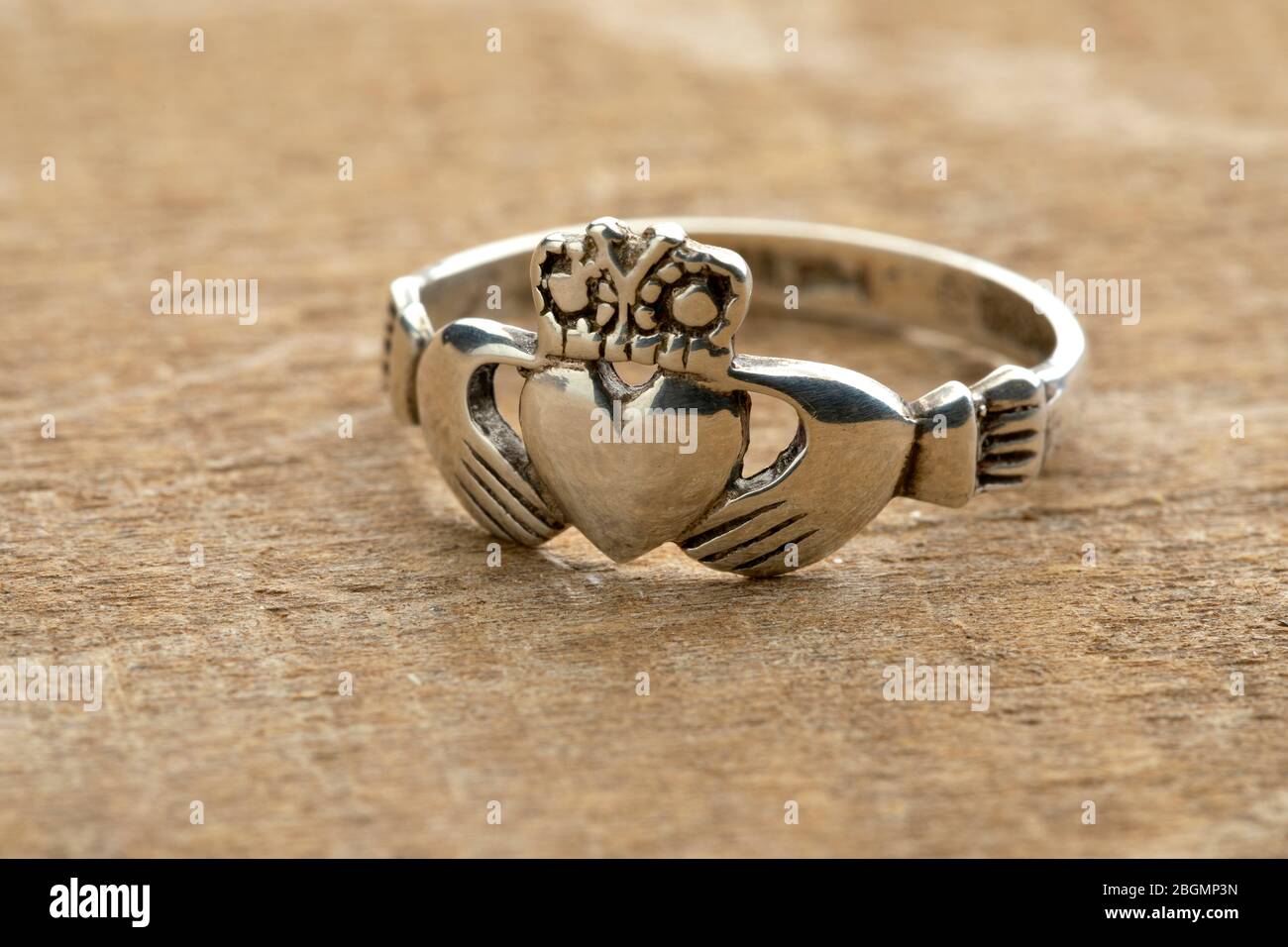 Irischer Ring aus Silber auf Holzhintergrund Stockfoto