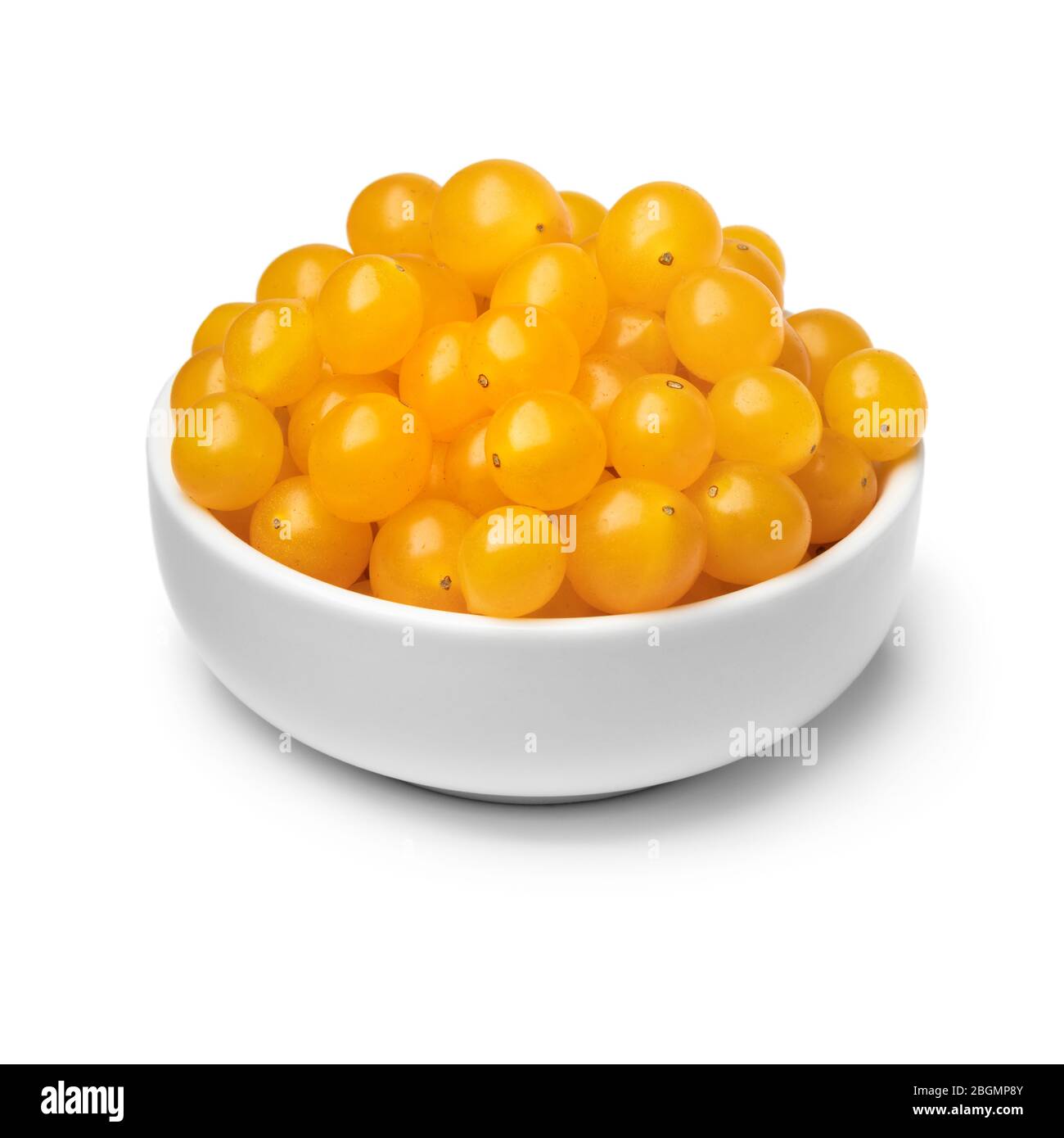 Schüssel mit frischen gelben Tombertomaten auf weißem Hintergrund isoliert Stockfoto