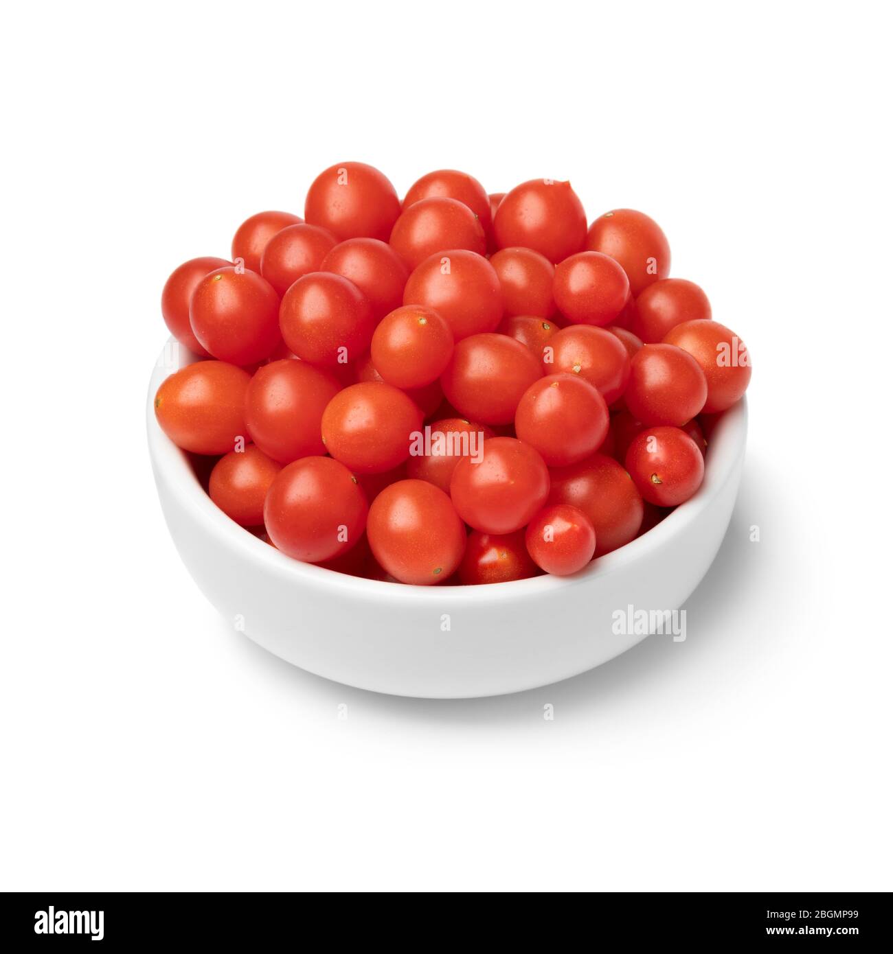 Frische rote Tomberytomaten in einer Schüssel isoliert auf weißem Hintergrund Nahaufnahme Stockfoto