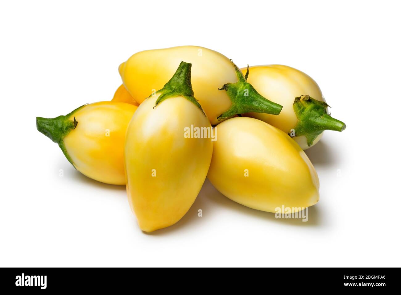 Frische ganz gelbe Mini-Auberginen schließen isoliert auf weißem Hintergrund Stockfoto