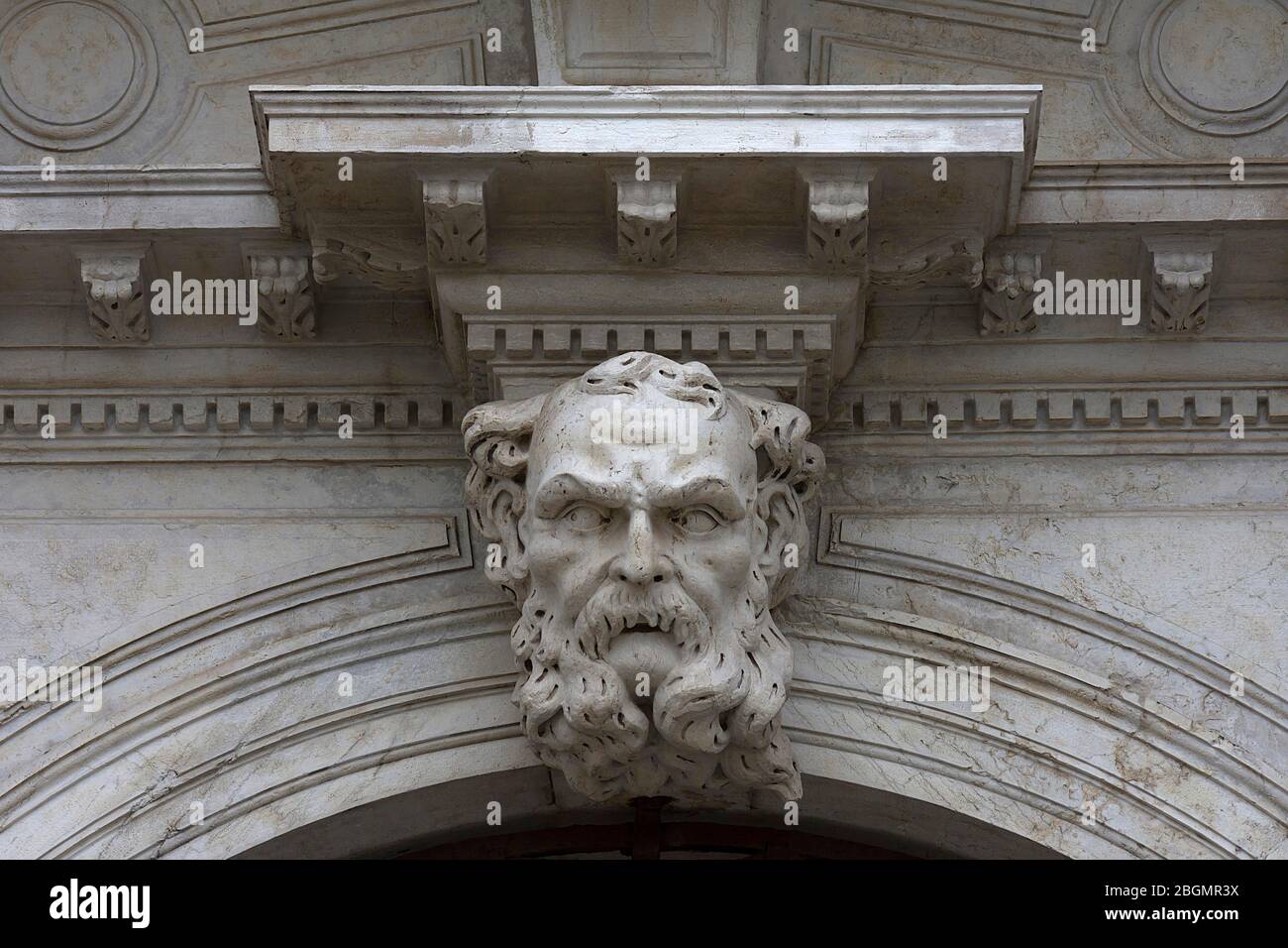Skulptur, Kopf eines Mannes über dem Eingang, Portal, Venedig, Venetien, Italien Stockfoto