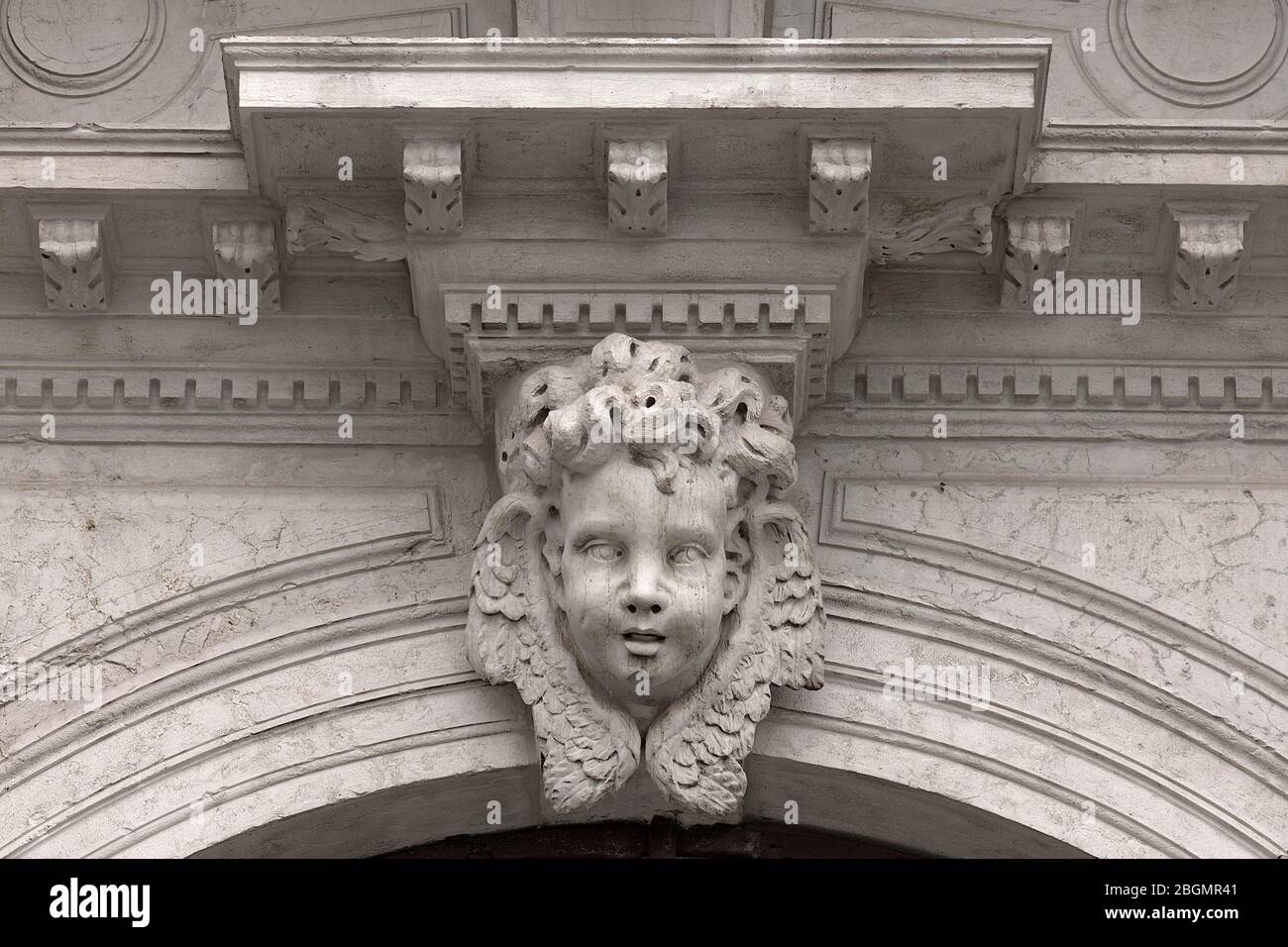 Skulptur, Engelskopf über dem Eingang, Portal, Venedig, Venetien, Italien Stockfoto