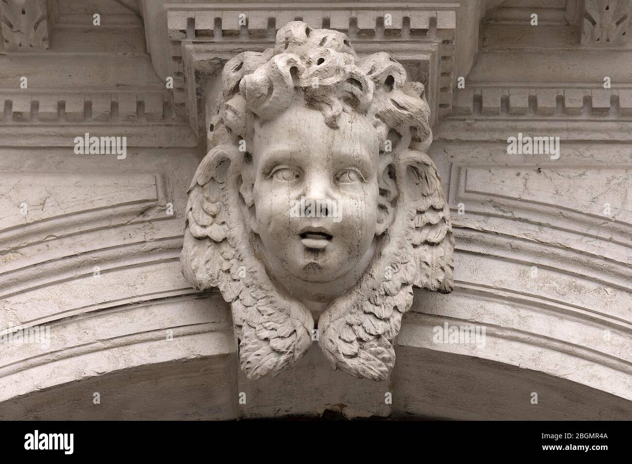 Skulptur, Engelskopf über einem Eingangsportal, Venedig, Venetien, Italien Stockfoto