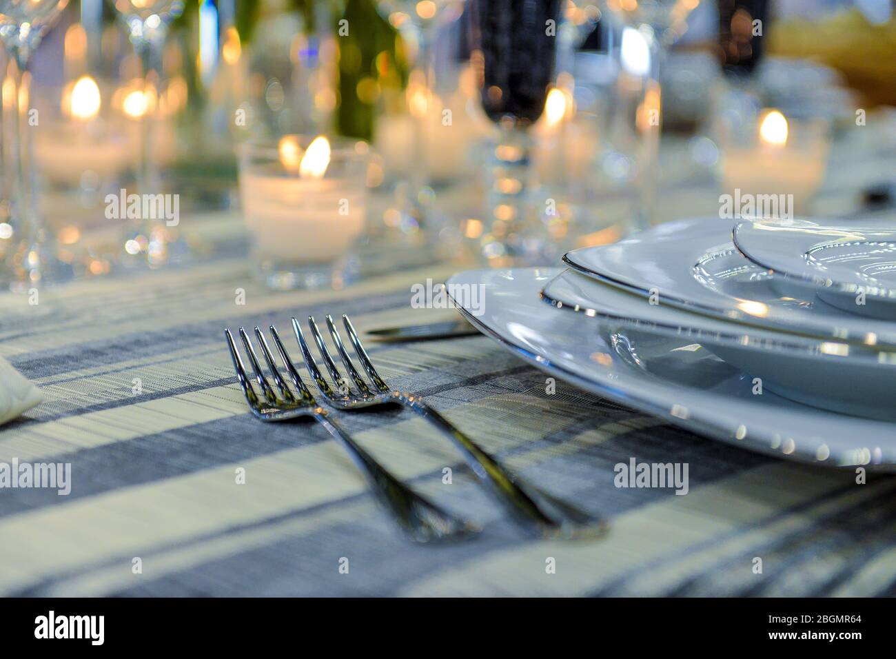 Tischeinstellung mit leerer Gästekarte auf leerem weißen Teller und Besteck auf Tisch, Kopierraum. Stockfoto