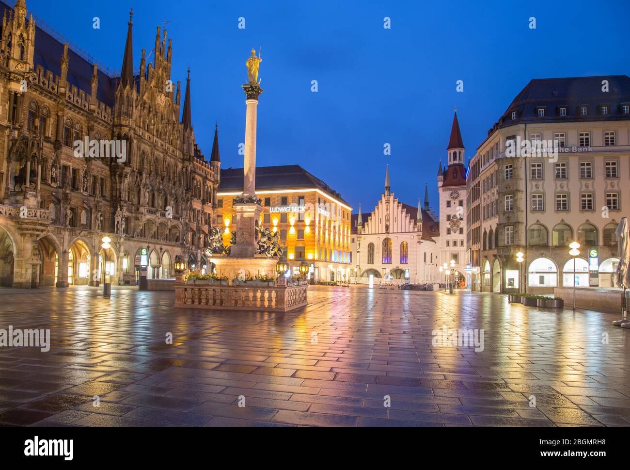 Verlassener Marienplatz, vor dem Neuen Rathaus und Mariensaeule, hinter dem Alten Rathaus, München, Bayern Stockfoto