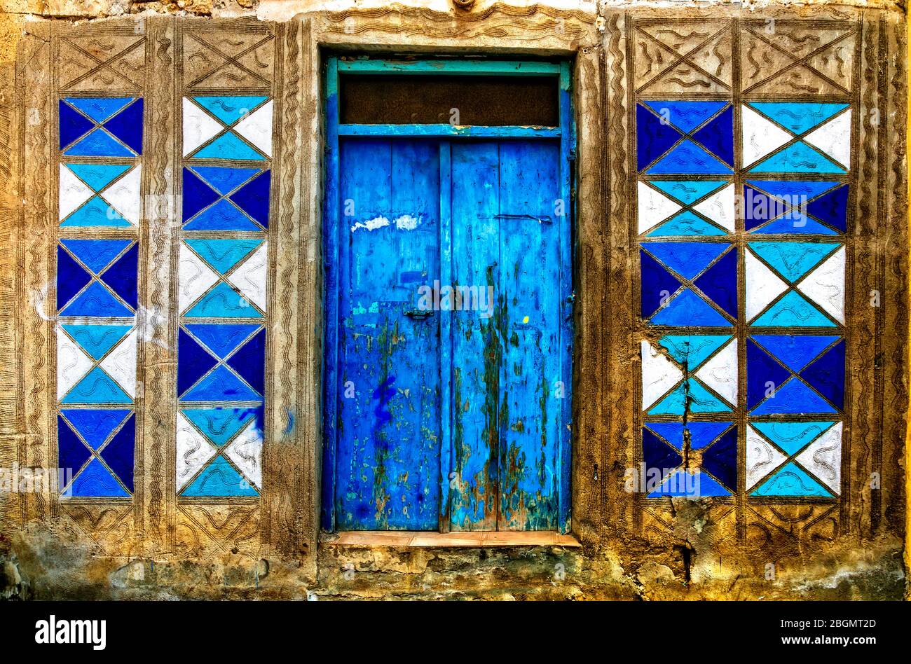 Vintage rustikale Tür mit geometrischen Elementen. Retro-Hintergrund. Stockfoto