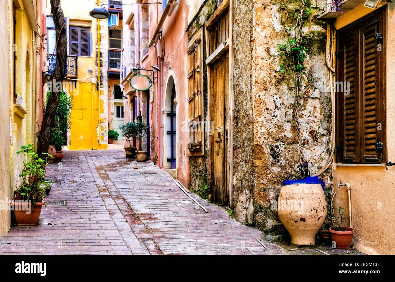 Bunte traditionelle Griechenland-Serie - schmale Straßen in der Altstadt von Chania, Kreta Insel. Stockfoto