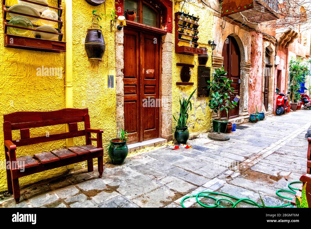 Bunte traditionelle Griechenland-Serie - schmale Straßen in der Altstadt von Rethymno, Kreta Insel. Stockfoto