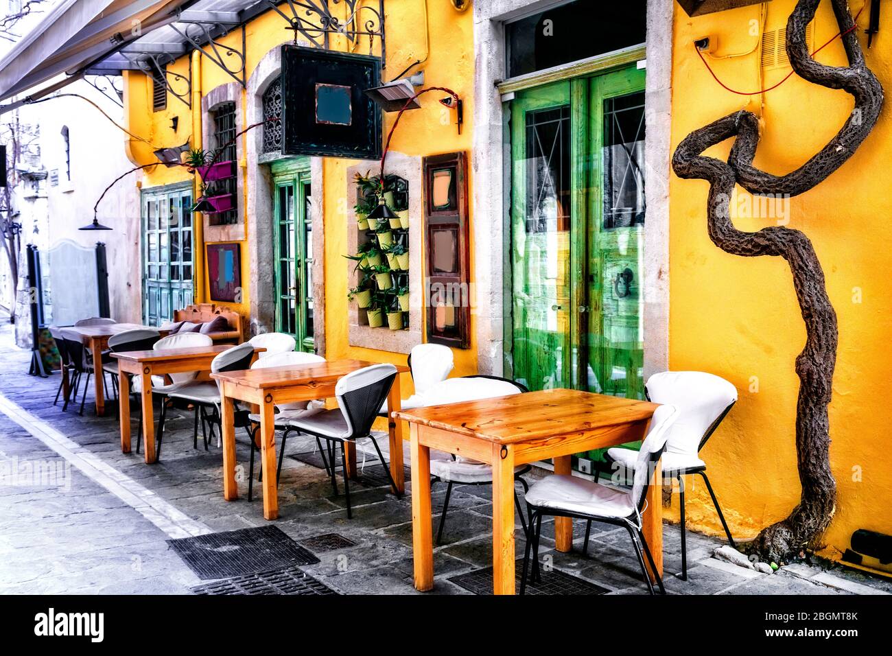 Bunte traditionelle Griechenland-Serie - kleine Straßenrestaurants (Tavernen) in der Altstadt von Rethymno, Kreta Insel Stockfoto