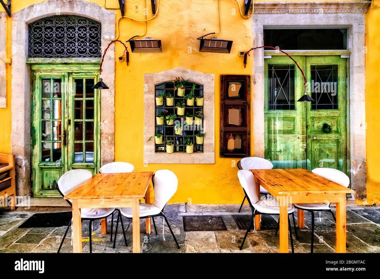 Bunte traditionelle Griechenland-Serie - kleine Straßenrestaurants (Tavernen) in der Altstadt von Rethymno, Kreta Insel. Stockfoto