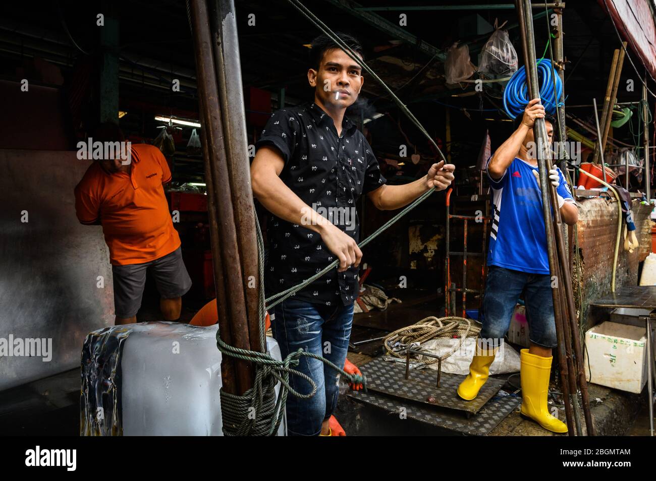 Männer, die auf dem Khlong Toei Markt in Bangkok, Thailand arbeiten Stockfoto