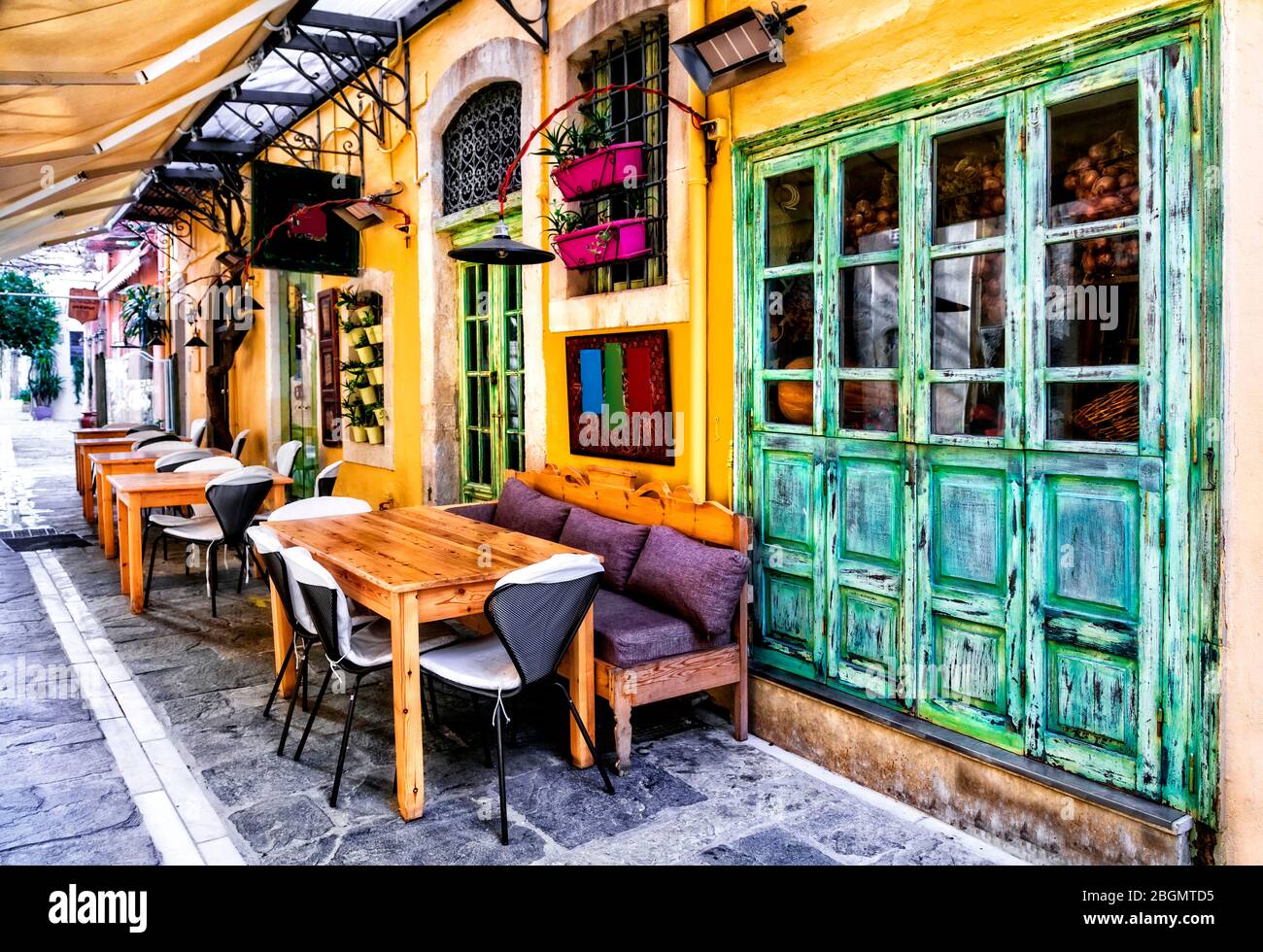Bunte traditionelle Griechenland-Serie - kleine Straßenrestaurants in der Altstadt von Rethymno, Kreta Insel. Stockfoto