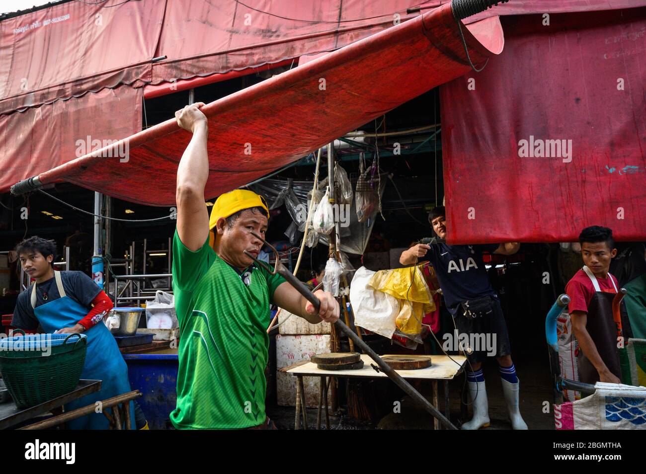 Männer, die auf dem Khlong Toei Markt in Bangkok, Thailand arbeiten Stockfoto