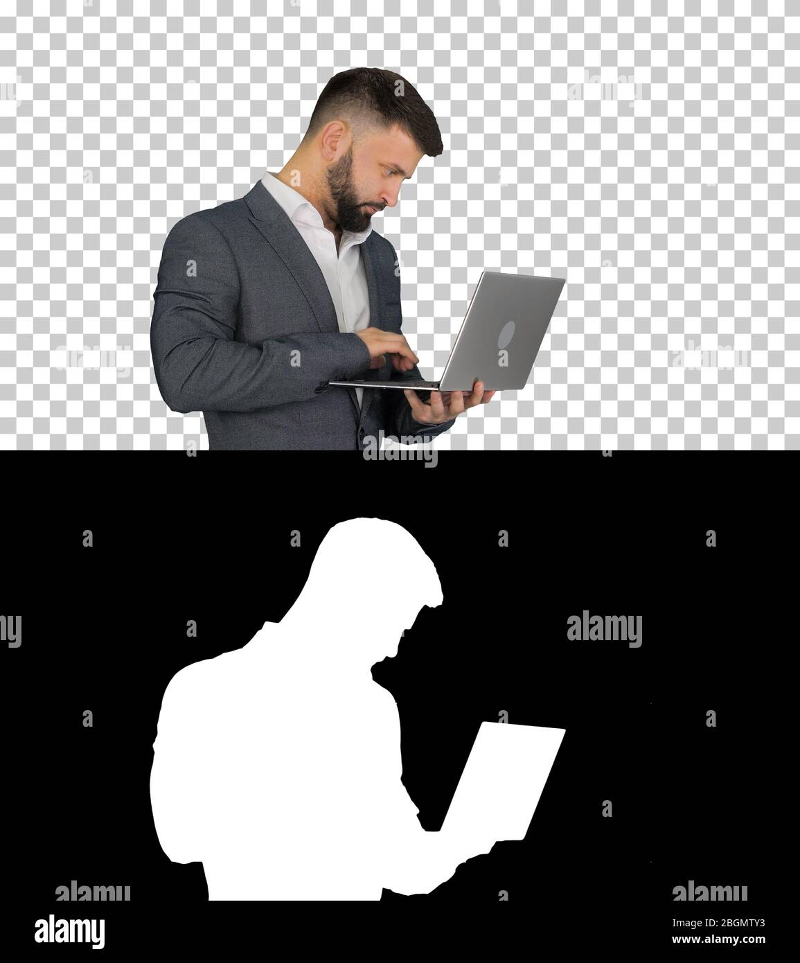 Kaukasischer Mann, der auf dem Laptop im Stehen tippt, Alpha Channel Stockfoto
