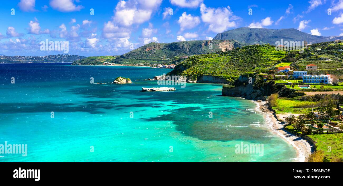 Atemberaubende Aussicht auf die Bucht von Kalyves und den Strand. Wunderschöne Kreta Insellandschaft, Griechenland. Stockfoto