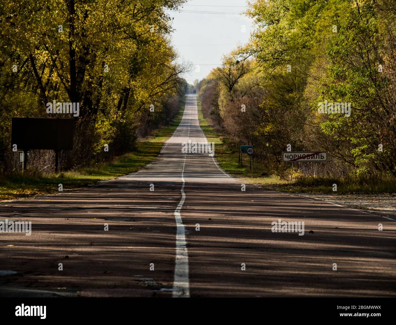 Tschernobyl Stadt Straßenschild in der Ausschlusszone. Radioaktive Zone in Pripjat Stadt - verlassene Geisterstadt. Ukraine Stockfoto