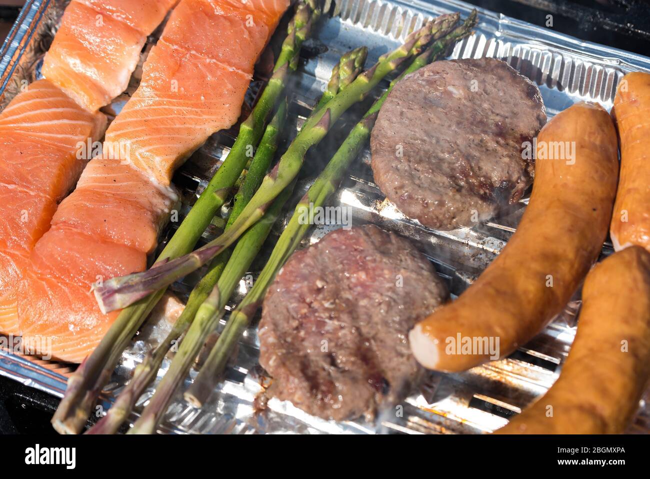 Gegrillte Paprika, Spargel, Würstchen, Burger, gegrillter Fisch. Rosa ...