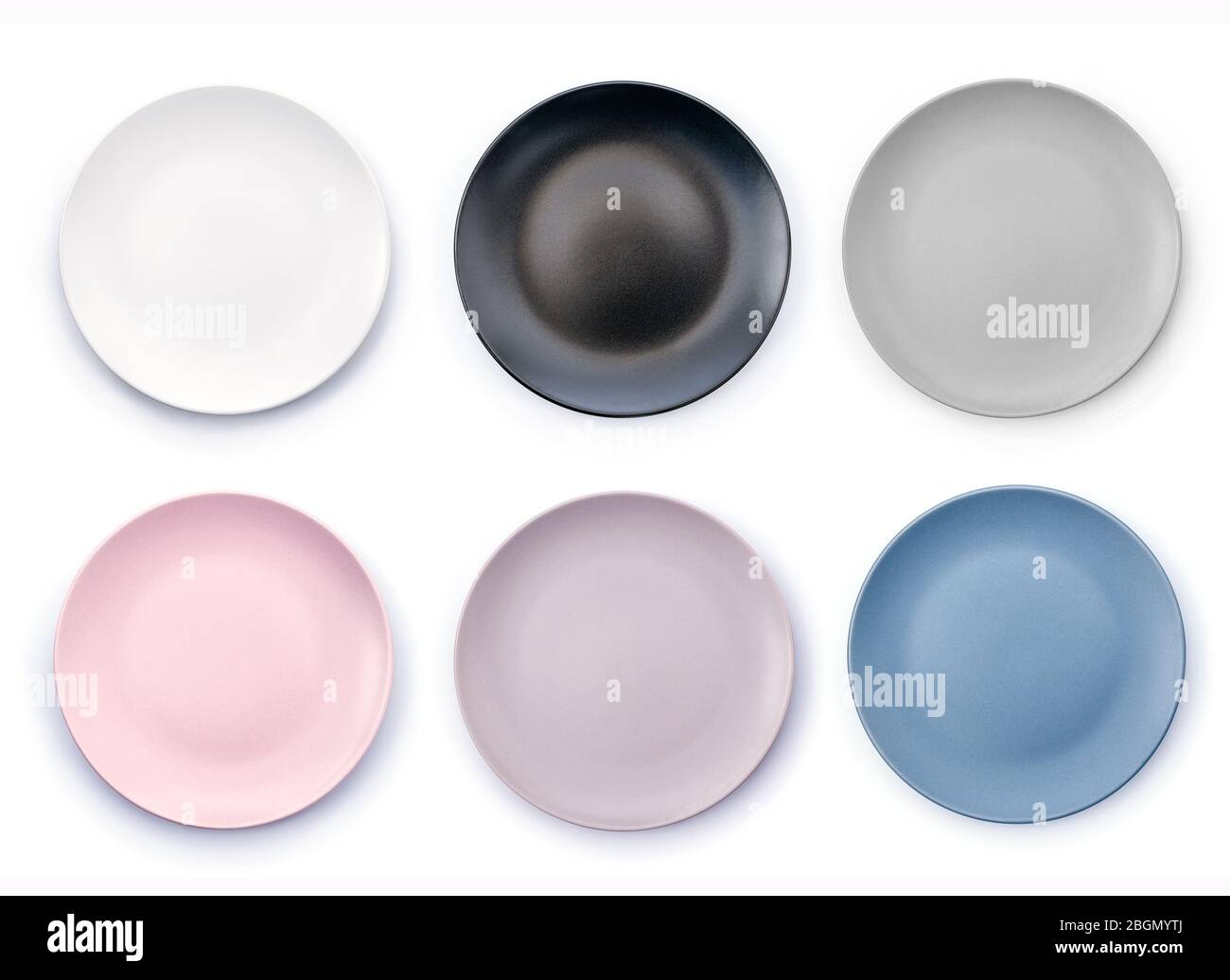 Set von sechs bunten leeren Platten isoliert auf weißem Hintergrund Draufsicht. Weiße, schwarze, graue, rosa, lila und marineblaue leere Teller Kollektion Stockfoto
