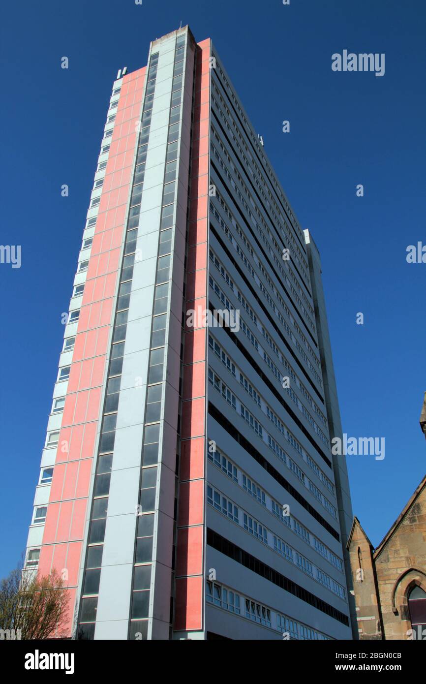 Ein riesiger Hochhaus mit Wohnungen in Glasgow. Viele Menschen leben in diesem riesigen Hochhaus. Diejenigen, die näher am Gipfel wohnen, haben einen herrlichen Blick auf die Stadt und darüber hinaus. Glasgow 2020. ALAN WYLIE/ALAMY© . Stockfoto
