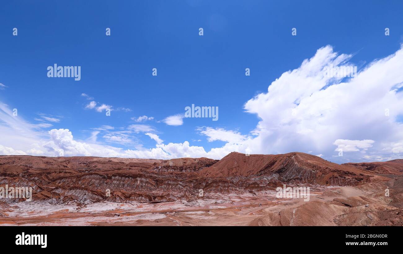 Blick auf die Landschaft der Atacama Wüste. Die Felsen des Marstals ...