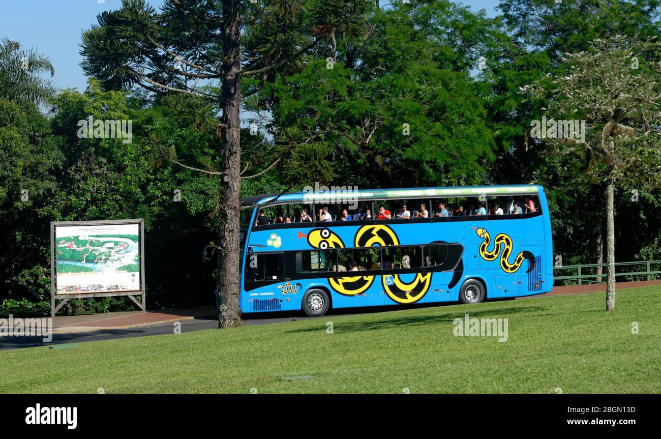 Tourbus, der Touristen zu den Iguacu-Fällen, Brasilien, Südamerika bringt Stockfoto