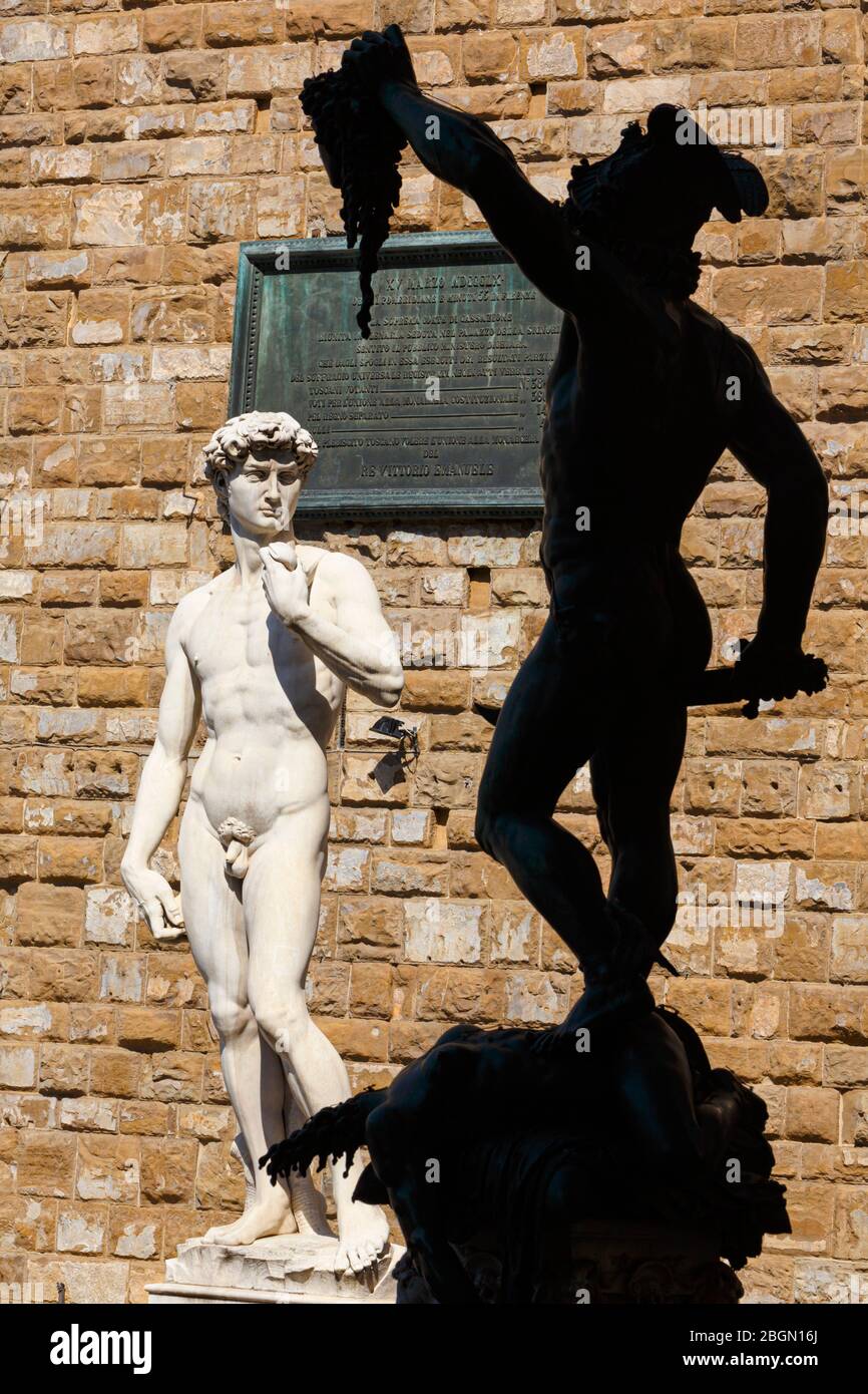 Florenz, Toskana, Italien. Kopie von David von Michelangelo vor dem Palazzo Vecchio und Perseus von Cellini in der Loggia. Beide auf der Piazza del Stockfoto