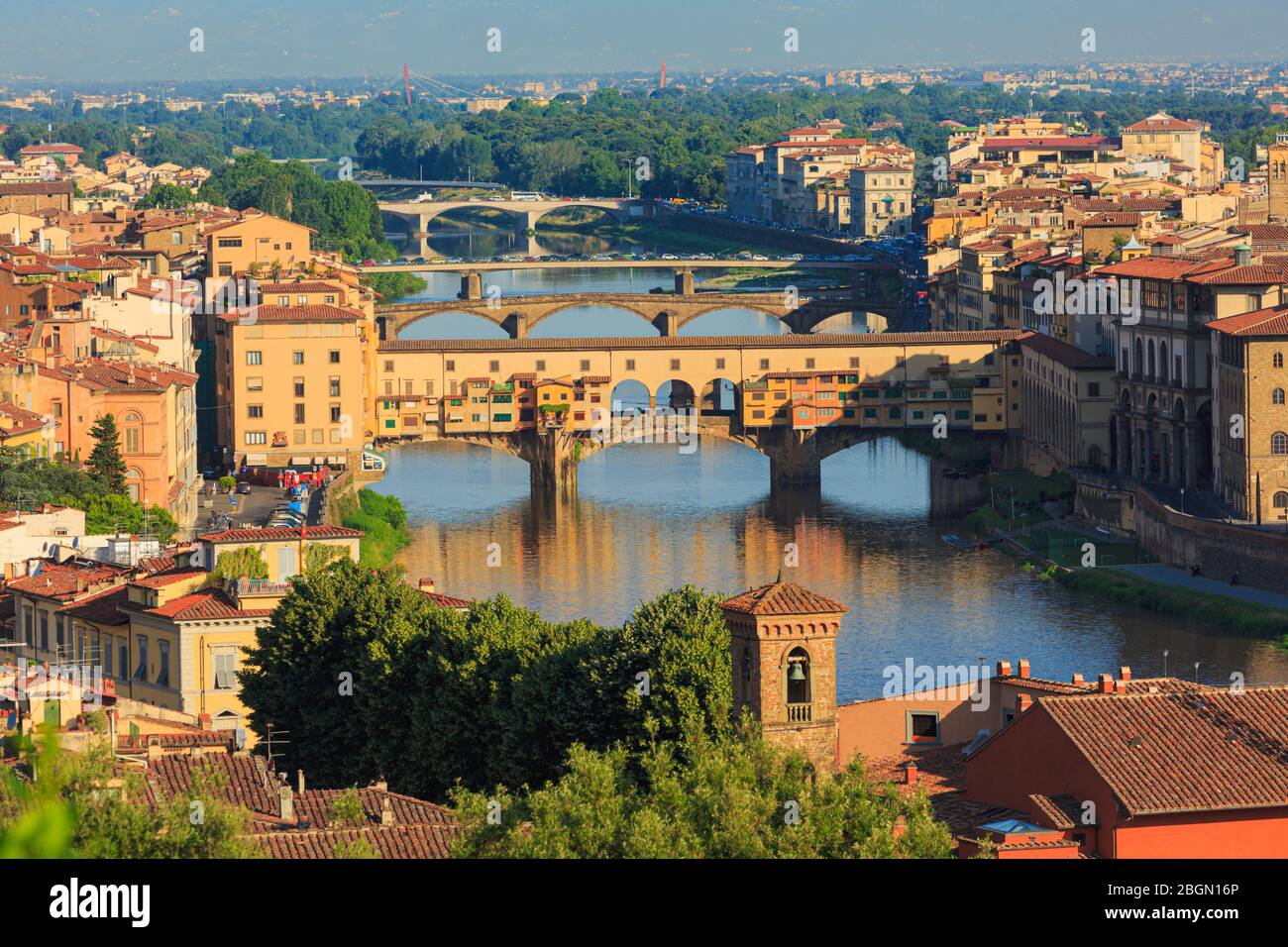 Blick auf den Arno bis zur Ponte Vecchio, der alten Brücke. Florenz, Toskana, Italien. Das historische Zentrum von Florenz ist ein UNESCO-Welther Stockfoto