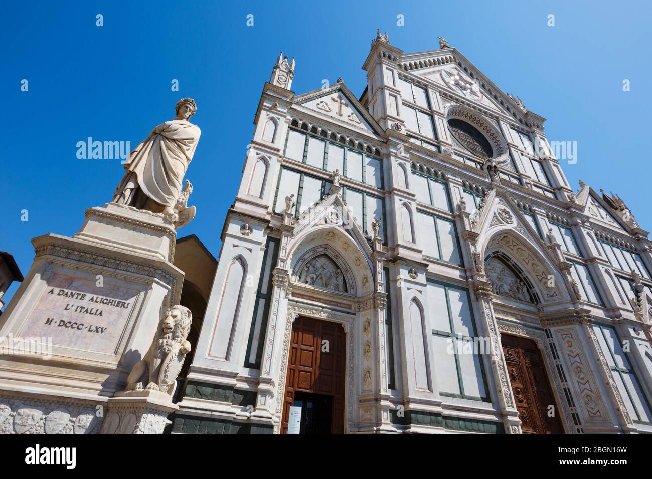 Fassade der Basilika Santa Croce, Basilika des Heiligen Kreuzes, Florenz, Toskana, Italien. Die Statue ist von dem italienischen Dichter Dante Alighieri. Das historische Stockfoto