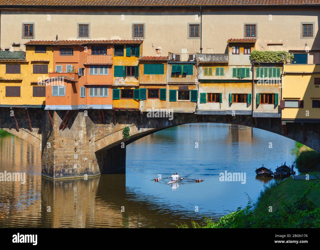 Rudern Sie unter der Ponte Vecchio, oder alte Brücke, Florenz, Toskana, Italien. Das historische Zentrum von Florenz ist ein UNESCO-Weltkulturerbe. Stockfoto