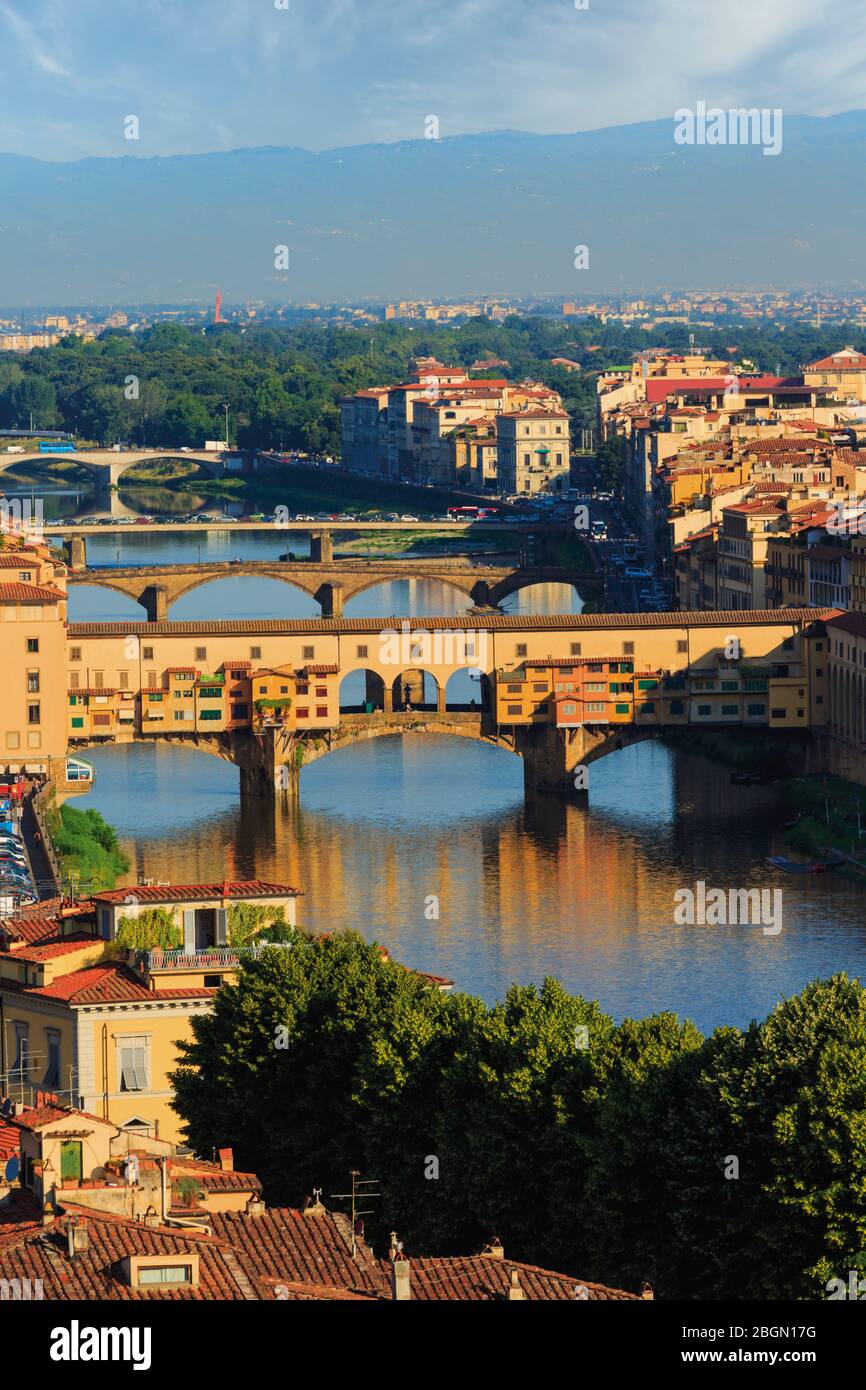 Blick auf den Arno bis zur Ponte Vecchio, der alten Brücke. Florenz, Toskana, Italien. Das historische Zentrum von Florenz ist ein UNESCO-Welther Stockfoto