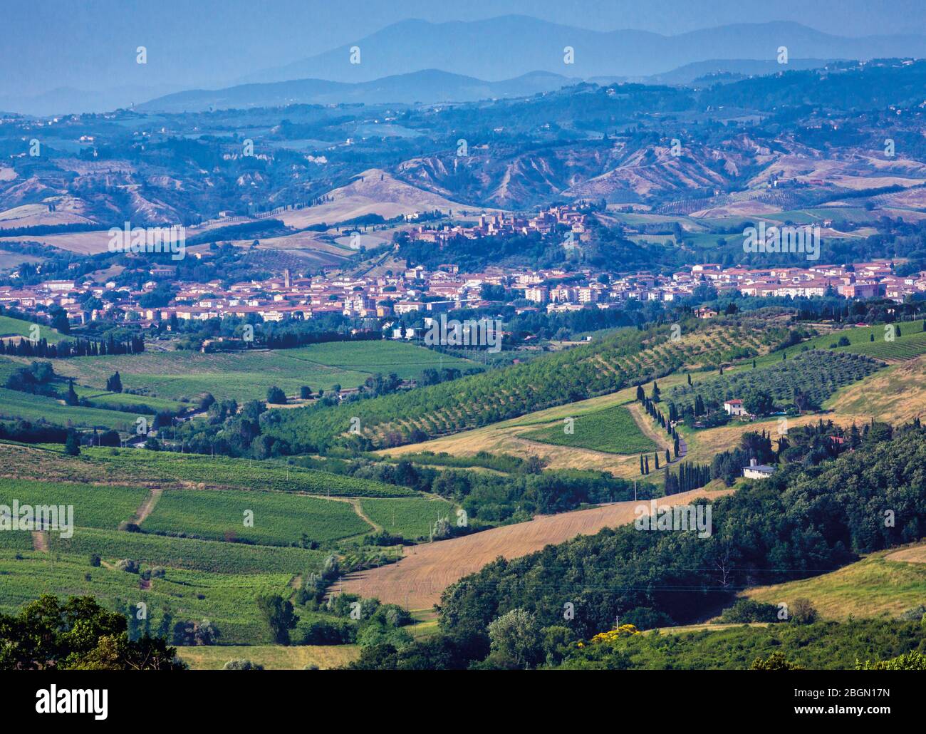 Certaldo, Provinz Florenz, Toskana, Italien. Blick über landwirtschaftliche Flächen zur Stadt. Stockfoto
