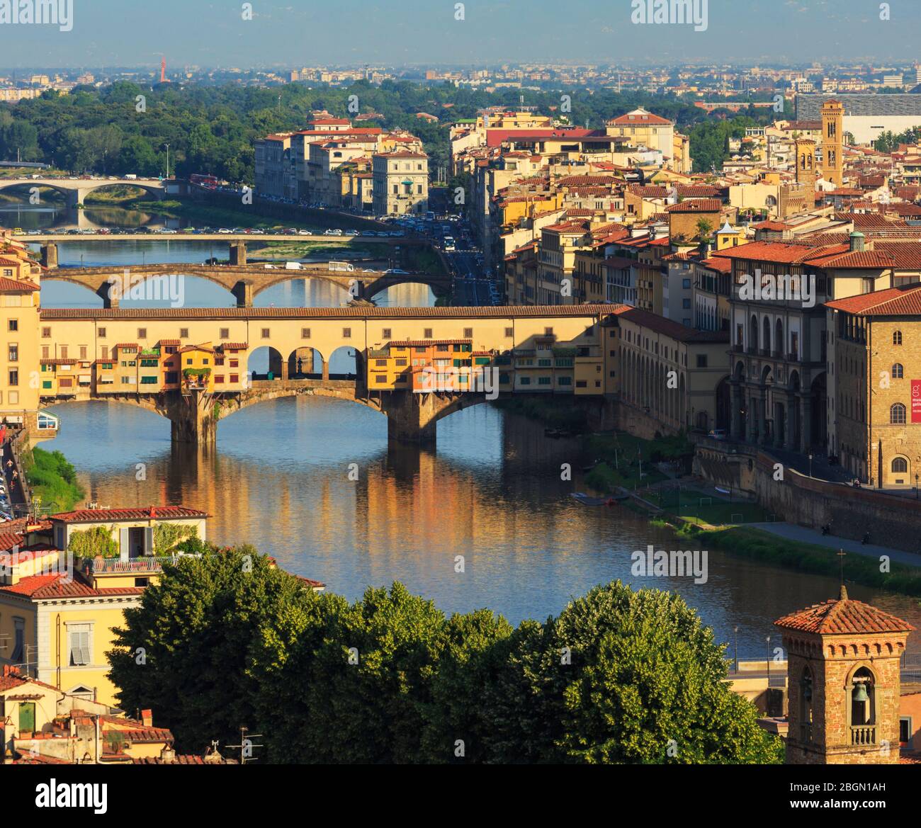 Blick auf den Arno bis zur Ponte Vecchio, der alten Brücke. Florenz, Toskana, Italien. Das historische Zentrum von Florenz ist ein UNESCO-Welther Stockfoto