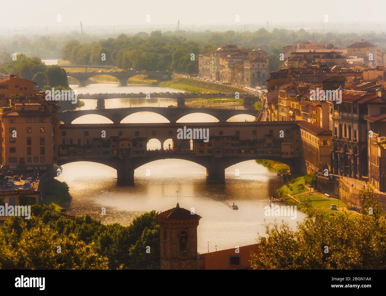 Blick auf den Arno bis zur Ponte Vecchio, der alten Brücke. Florenz, Toskana, Italien. Das historische Zentrum von Florenz ist ein UNESCO-Welther Stockfoto