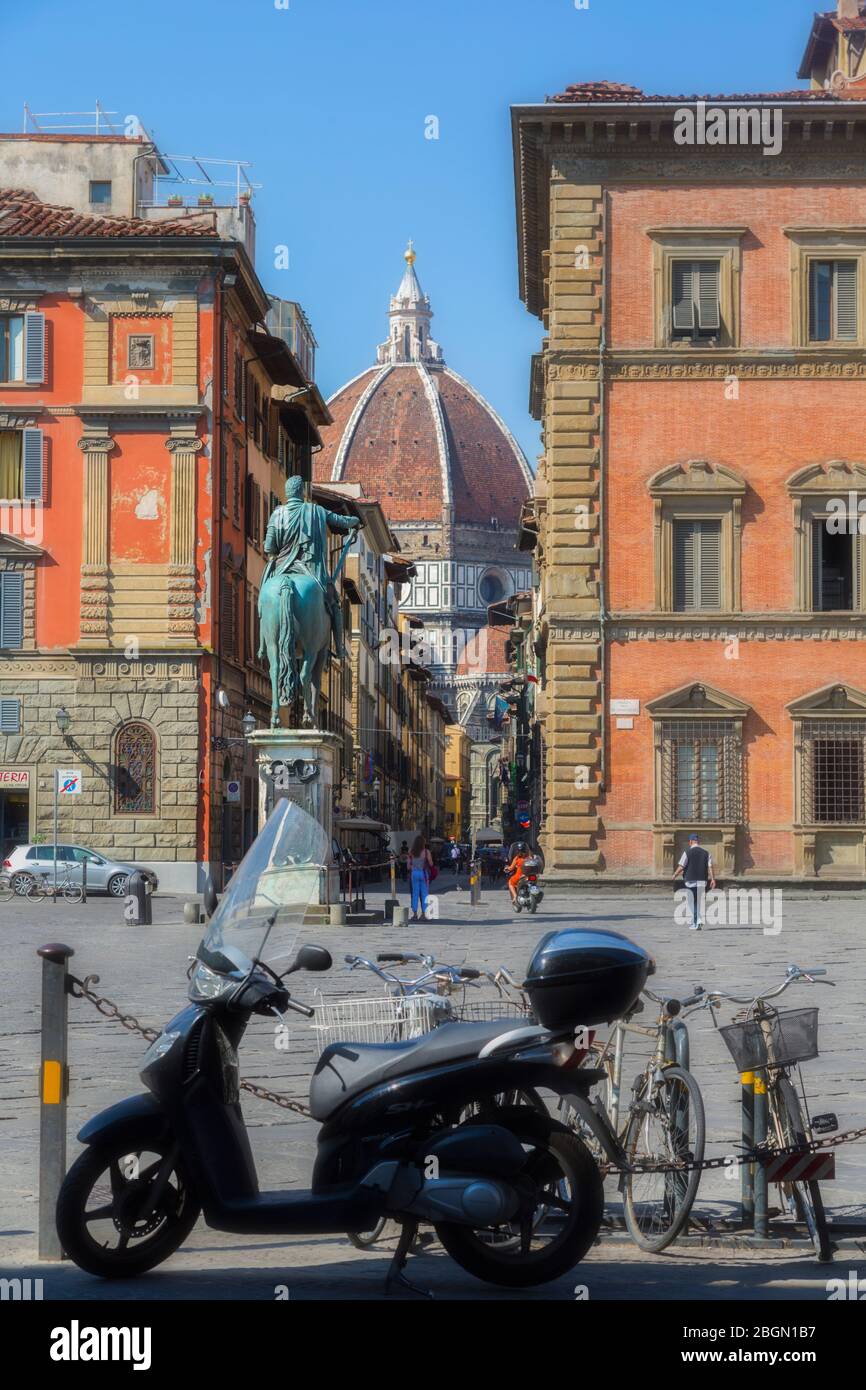 Blick über die Piazza della Santissima Annunziata und die Via dei Servia hinunter zur Kuppel des Duomo, oder Kathedrale, Florenz, Toskana, Italien. Der histo Stockfoto