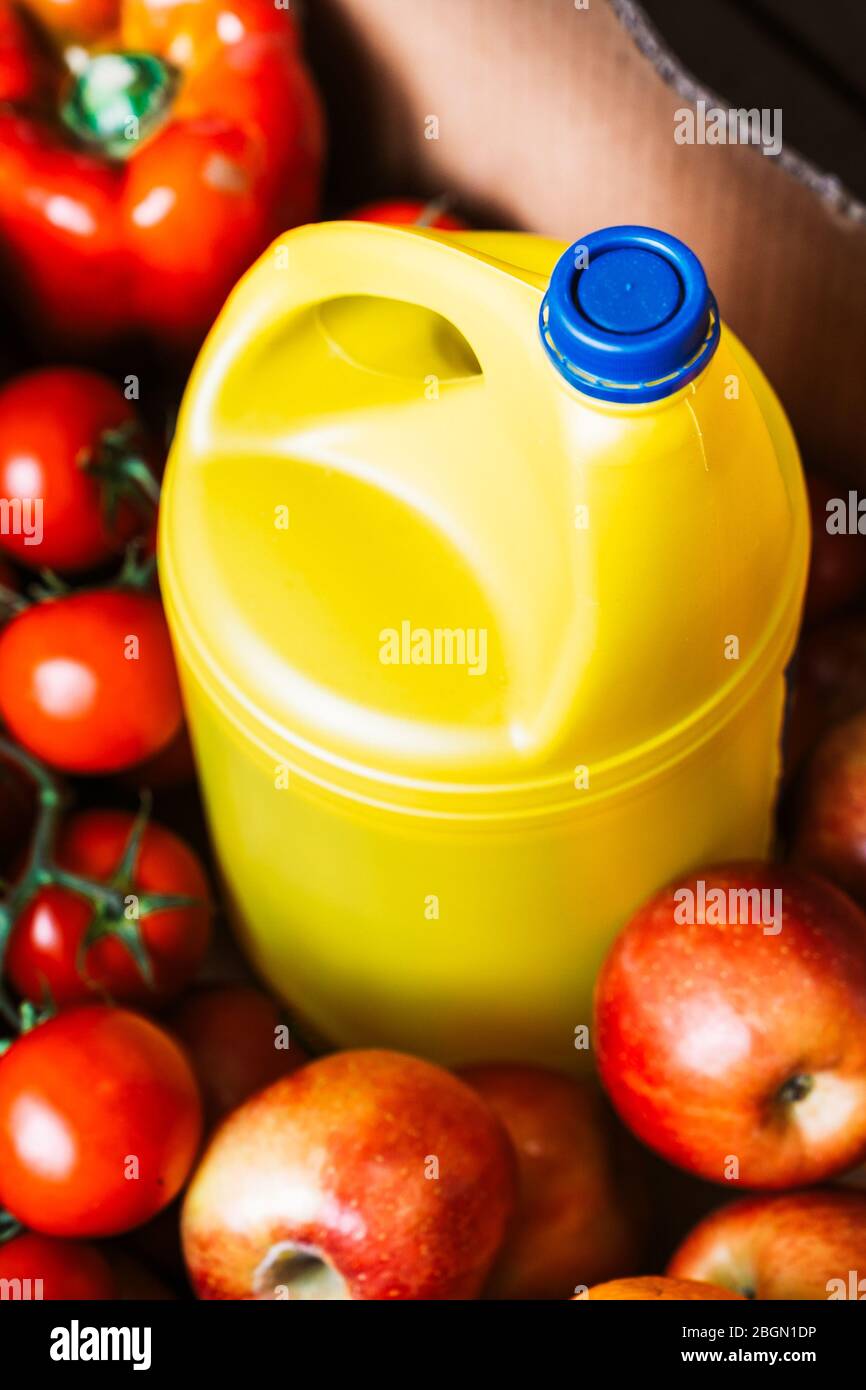 Obstkiste mit einer Dose Lauge. Desinfizieren von Früchten mit einer Flasche Bleichmittel. Stockfoto