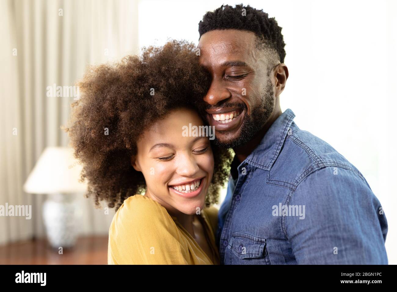 Gemischte Rennpaar genießen ihre Zeit zu Hause Stockfoto