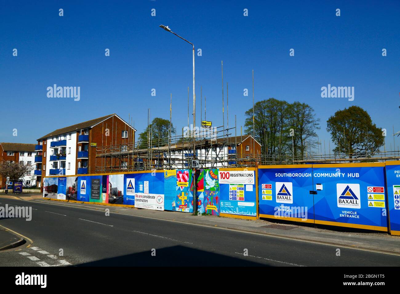 Schilder an Tragkörnchen und Gerüsten auf dem neuen Gelände für die Sanierung des Southborough Community Hub-Projekts, London Road, Southborough, Kent, England Stockfoto