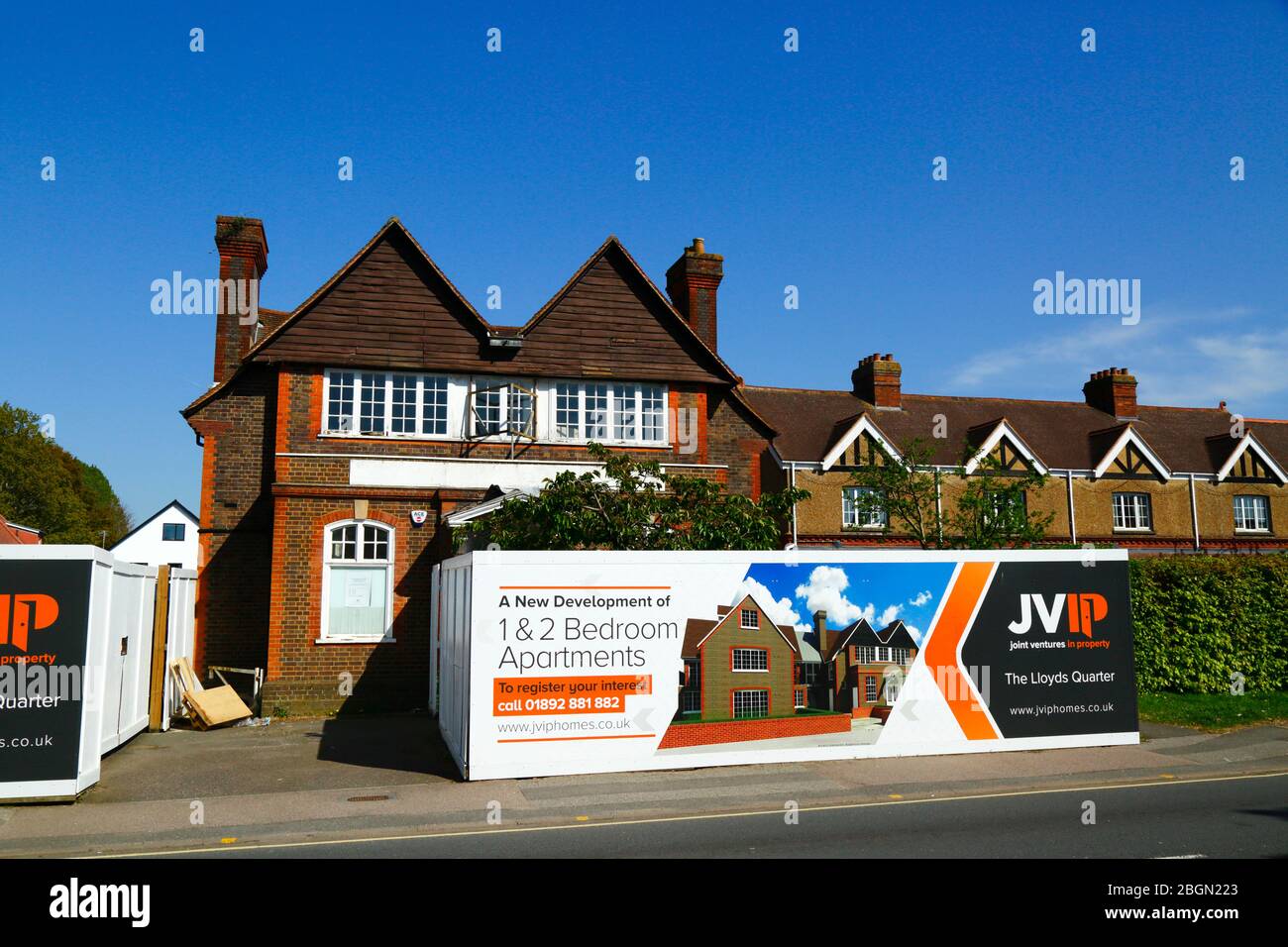 Der Bauträger von JVIP unterzeichnet ein Fremdprojekt, um das ehemalige Gebäude der Lloyds Bank in Wohnungen umzuwandeln, London Road, Southborough, Kent, England Stockfoto