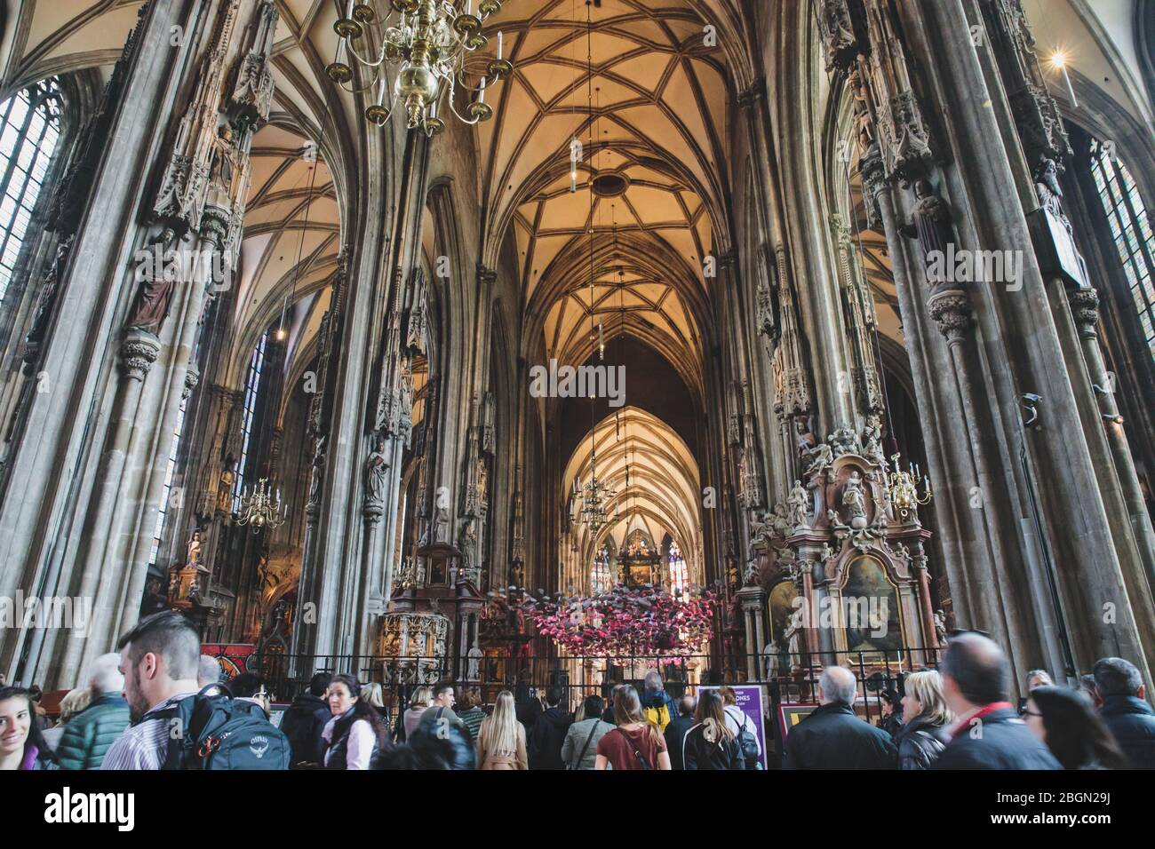Wien, Österreich - 23. März 2019: Majestätisches Interieur des Stephansdoms in Wien, Österreich, heilige katolische Kirchenarchitektur Stockfoto