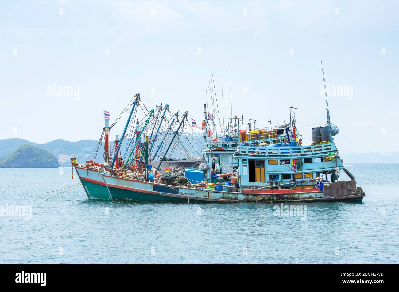 Große Fischerboote im Meer. Stockfoto